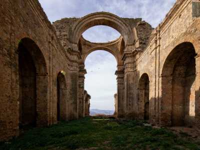 Appena entrati restiamo incantati dal �quadro� che ci si pone di fronte agli occhi. La lunga navata, che un tempo misurava 39 metri per 20 di larghezza, mostra ancora le nicchie laterali con arco a tutto sesto e si apre totalmente nella zona occupata un tempo dall�abside e dall�altare centrale
